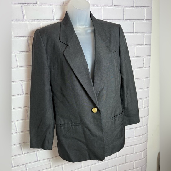 TALBOTS black Blazer with Notched Lapels and Tailored Silhouette/size 4P - Picture 2 of 8